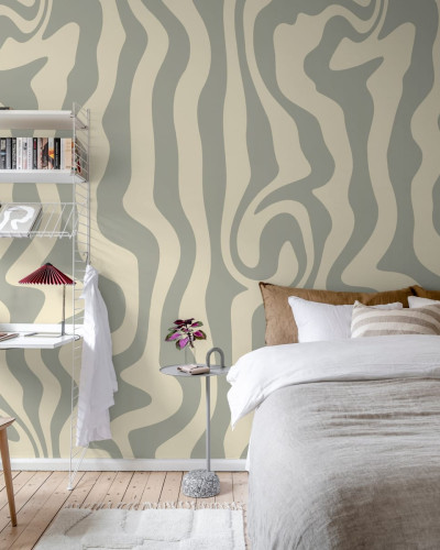 Tapet cu model abstract gri și bej într-o cameră decorată modern