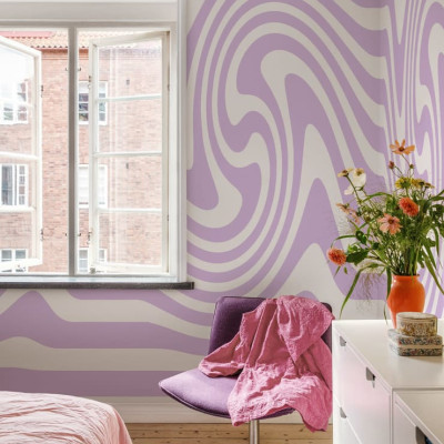 Tapet cu design retro Happy Wobbly Lilac, cu linii groase și ondulate, culorile lila și crem