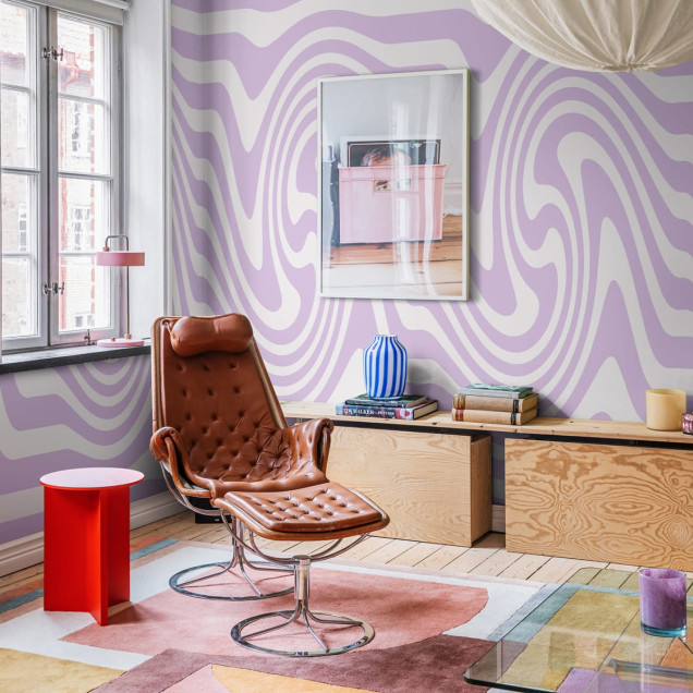 Tapet cu design retro Happy Wobbly Lilac, cu linii groase și ondulate, culorile lila și crem