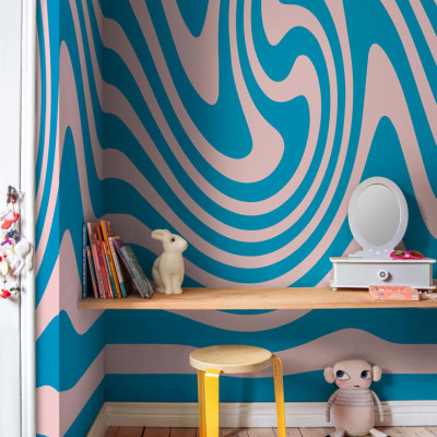 Wallpaper Happy Wobbly, Pink & Blue cu design abstract de linii ondulate în culorile roz și albastru