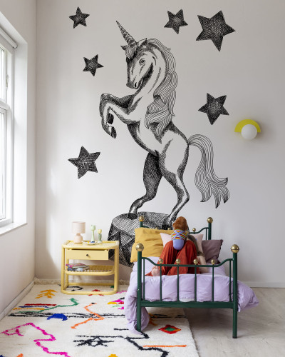 Tapet cu un unicorn fermecător, înconjurat de stele, care va transforma camera copilului într-un loc magic.