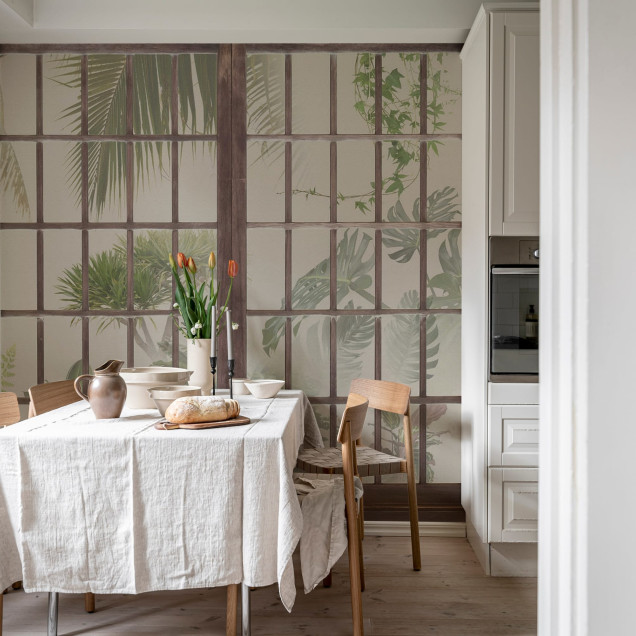 Tapet cu design minimalist care prezintă ferestre ce se deschid către o grădină plină de verdeață.