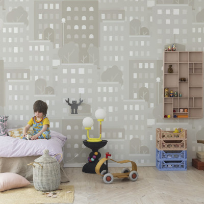 Tapet Big City, Day, cu design urban modern, cu clădiri înalte și copaci simpli, într-o paletă de culori neutre.