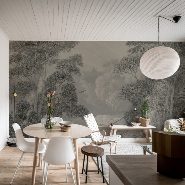 Imagine cu tapet vintage Misty Park, care prezintă o imagine cu copaci în tonuri neutre de gri. Tapetul este perfect pentru un dormitor sau o sufragerie, adăugând o notă de calm și eleganță decorului.