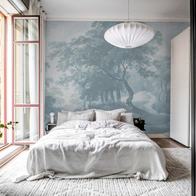 Tapet cu design vintage The Vintage Grove, Blue, care prezintă un peisaj liniștit cu copaci și o potecă, perfect pentru a crea o atmosferă relaxantă și primitoare. Culorile delicate de albastru și gri adaugă o notă de sofisticare și rafinament.