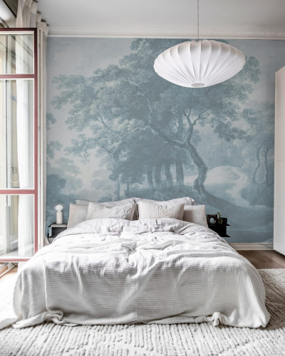 Tapet cu design vintage The Vintage Grove, Blue, care prezintă un peisaj liniștit cu copaci și o potecă, perfect pentru a crea o atmosferă relaxantă și primitoare. Culorile delicate de albastru și gri adaugă o notă de sofisticare și rafinament.