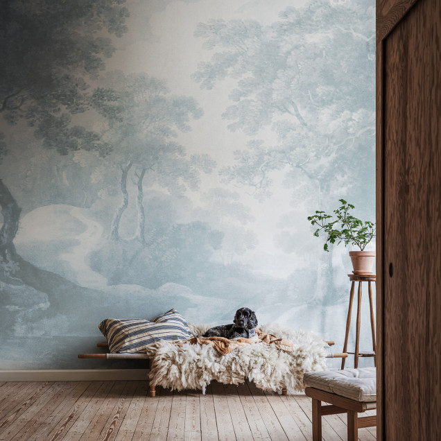 Tapet cu design vintage The Vintage Grove, Blue, care prezintă un peisaj liniștit cu copaci și o potecă, perfect pentru a crea o atmosferă relaxantă și primitoare. Culorile delicate de albastru și gri adaugă o notă de sofisticare și rafinament.