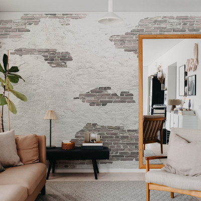 Tapet cu design modern, cu aspect de cărămidă și tencuială, în nuanțe de gri și alb.