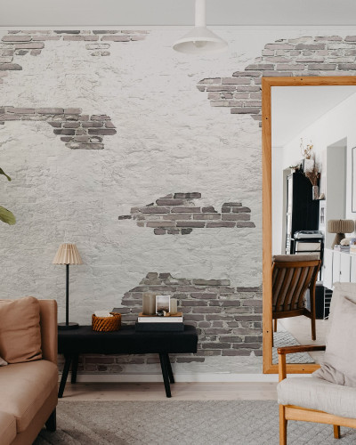 Tapet cu design modern, cu aspect de cărămidă și tencuială, în nuanțe de gri și alb.