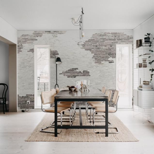 Tapet cu design modern, cu aspect de cărămidă și tencuială, în nuanțe de gri și alb.