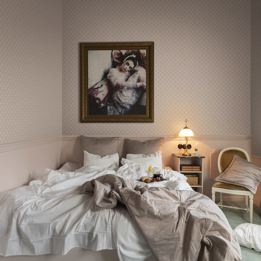 Tapet cu model subtil inspirat de nori într-o cameră de zi amenajată modern