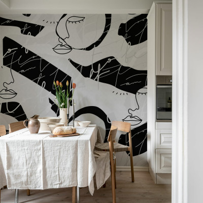 Tapet cu fețe stilizate, în design grafic monocrom, cu accente de gri.