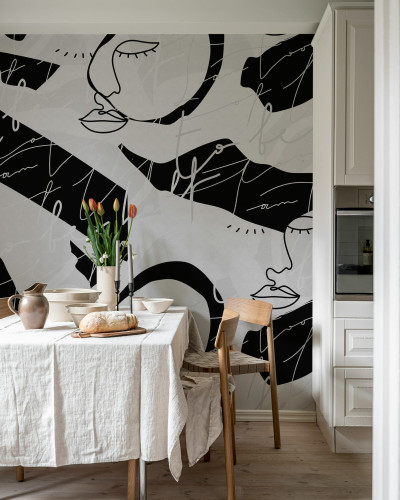 Tapet cu fețe stilizate, în design grafic monocrom, cu accente de gri.