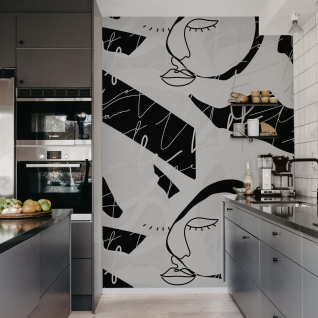 Tapet cu fețe stilizate, în design grafic monocrom, cu accente de gri.