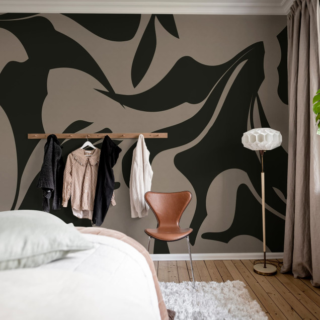 Tapet cu model abstract în nuanțe de maro și negru, pe un perete din living