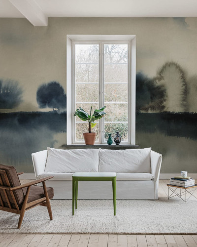 Tapet Stormy Forest, Blue, cu un design abstract modern, care prezintă un peisaj cu copaci și cerul, în nuanțe de albastru și gri.