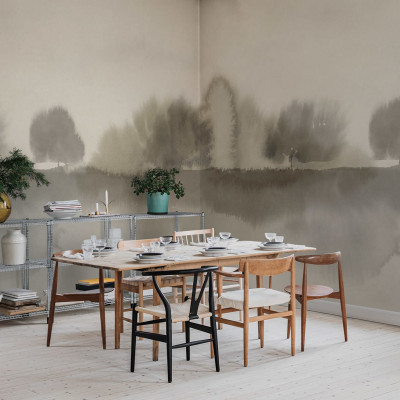 Tapet Stormy Forest Beige, cu design modern cu o siluetă a pădurii.