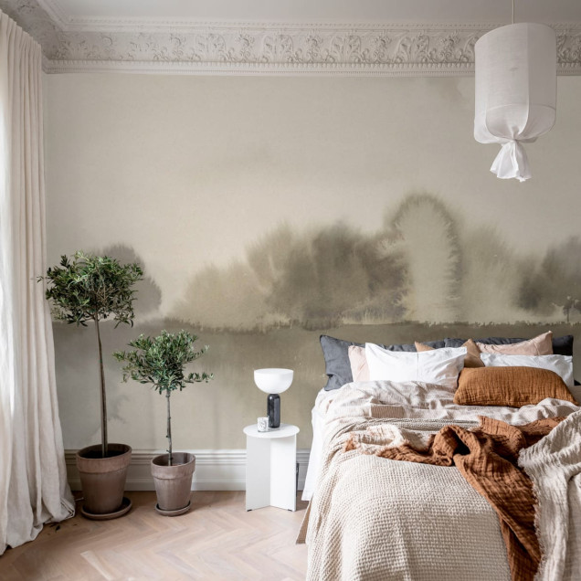 Tapet Stormy Forest Beige, cu design modern cu o siluetă a pădurii.