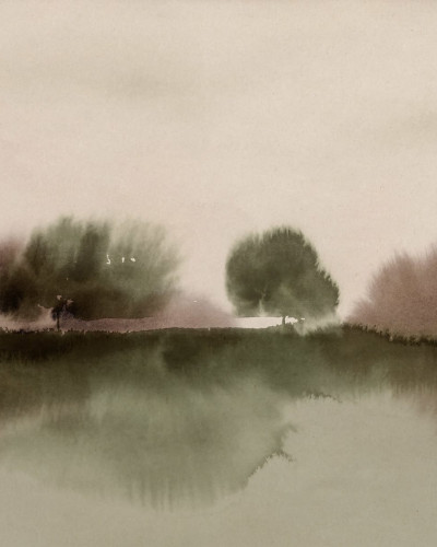 Tapet Stormy Forest, Green - un tapet cu aspect watercolor care prezintă un peisaj cu pădure, cu nuanțe de verde și maro