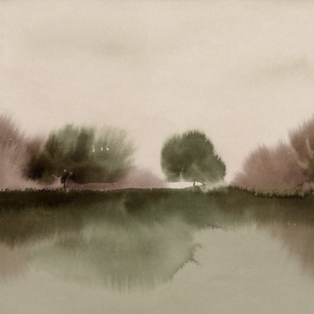Tapet Stormy Forest, Green - un tapet cu aspect watercolor care prezintă un peisaj cu pădure, cu nuanțe de verde și maro