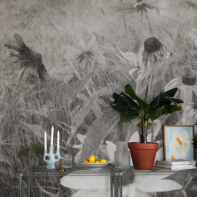 Tapet floral monocrom, Dreamy Rudbeckia, Black & White, cu flori albe și negre, în fundal un living modern cu canapea albă și mese din lemn