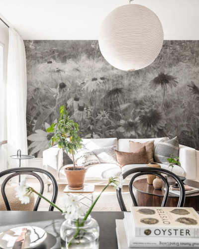 Tapet floral monocrom, Dreamy Rudbeckia, Black & White, cu flori albe și negre, în fundal un living modern cu canapea albă și mese din lemn