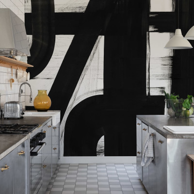 Tapet Bold Lines, Black & White cu dungi groase, în nuanțe de negru și alb, în interiorul unei bucătării cu mobilier modern.