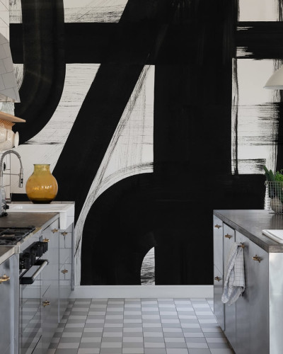 Tapet Bold Lines, Black & White cu dungi groase, în nuanțe de negru și alb, în interiorul unei bucătării cu mobilier modern.