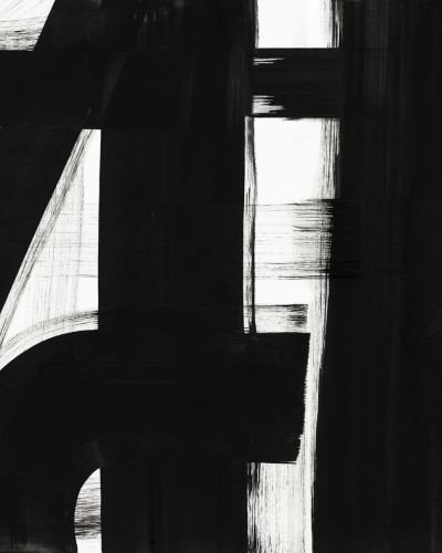 Tapet Bold Lines, Black & White cu dungi groase, în nuanțe de negru și alb, în interiorul unei bucătării cu mobilier modern.