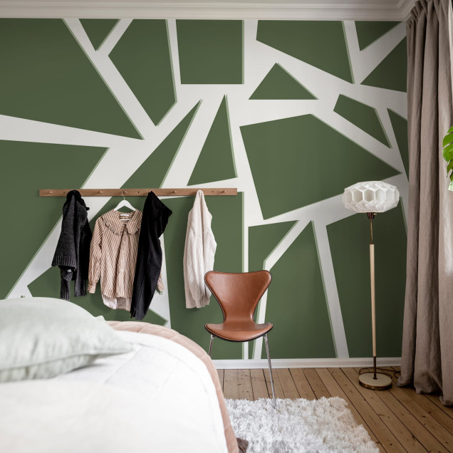 Tapet geometric cu design modern, cu forme geometrice ascuțite și linii curate în nuanțe de verde.