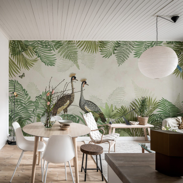 Tapet Palm Jungle, Crane cu design tropical cu macarale, frunze de palmier și o pasăre albastră.
