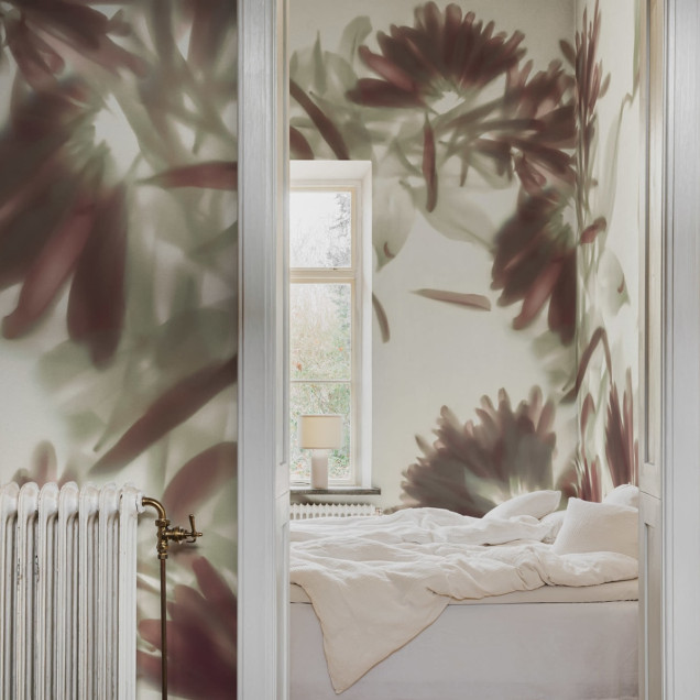 Tapet floral cu flori vagi, design minimalist in verde, perfect pentru o cameră de zi sau dormitor.
