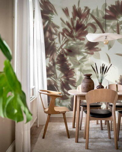 Tapet floral cu flori vagi, design minimalist in verde, perfect pentru o cameră de zi sau dormitor.