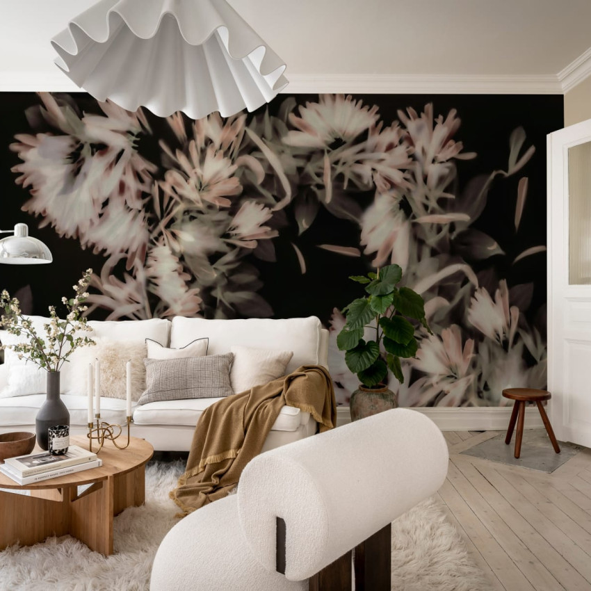 Tapet floral cu flori vagi, design minimalist in verde, perfect pentru o cameră de zi sau dormitor.