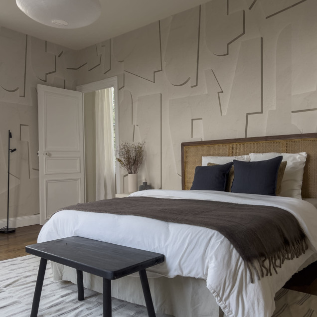 Tapet abstract din lemn, în nuanțe de bej, cu design unic și linii geometrice subtile.