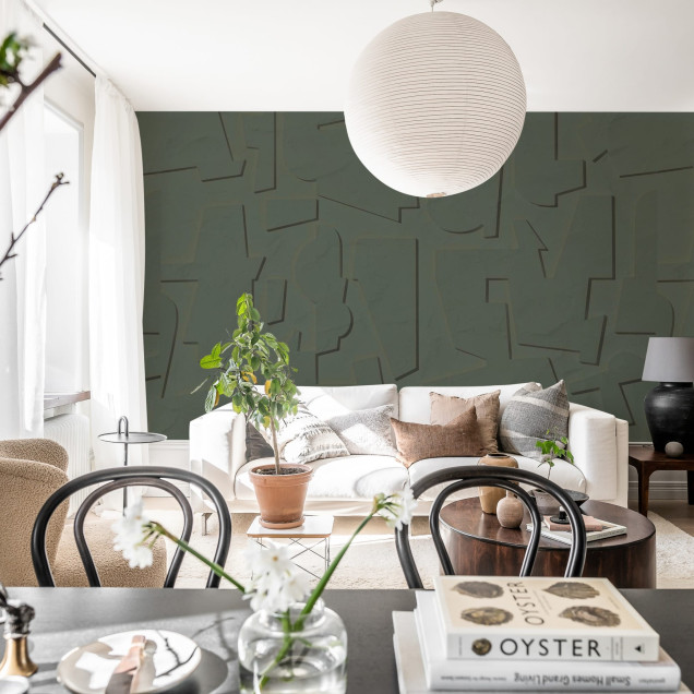 Tapet abstract verde, cu design modern, in interiorul unei camere de zi, cu o masa si scaune