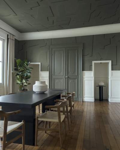 Tapet abstract verde, cu design modern, in interiorul unei camere de zi, cu o masa si scaune