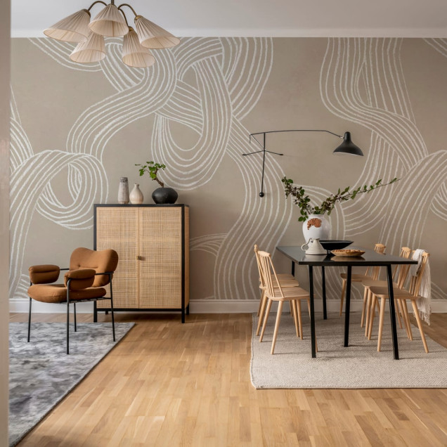 Tapet cu un model abstract de linii albe curbe pe fundal bej într-un dormitor amenajat minimalist.