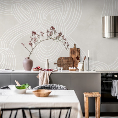Tapet cu dungi repetabile, gri deschis și alb, cu un design armonios, perfect pentru decorarea livingului, dormitorului sau bucătăriei.