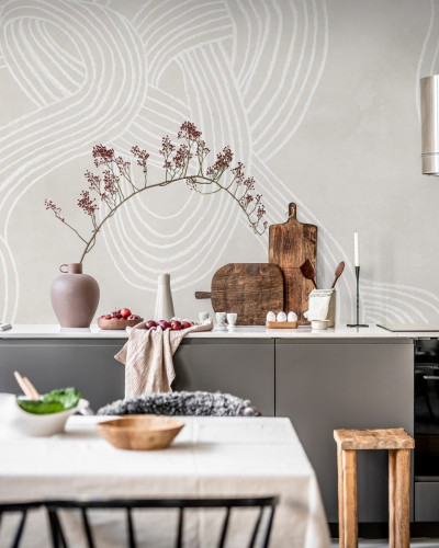 Tapet cu dungi repetabile, gri deschis și alb, cu un design armonios, perfect pentru decorarea livingului, dormitorului sau bucătăriei.