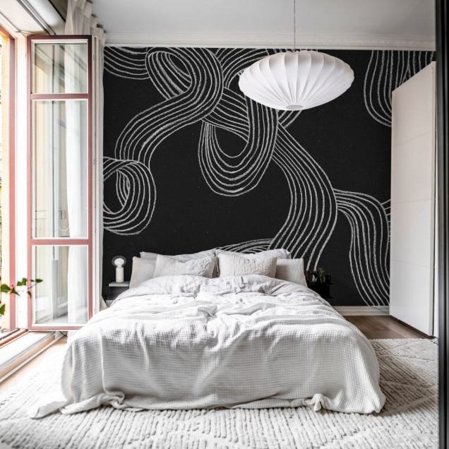 Tapet abstract cu linii albe pe fond negru într-un living modern