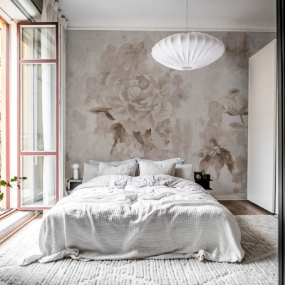 Tapet floral cu nuanțe de gri, cu flori mari, cu un design minimalist și elegant, pe un perete din dormitor