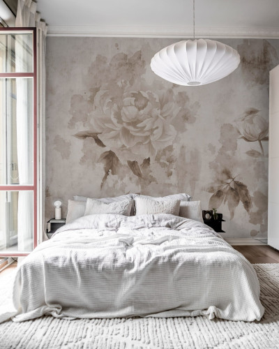 Tapet floral cu nuanțe de gri, cu flori mari, cu un design minimalist și elegant, pe un perete din dormitor