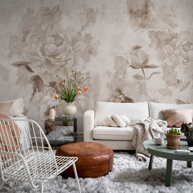Tapet floral cu nuanțe de gri, cu flori mari, cu un design minimalist și elegant, pe un perete din dormitor
