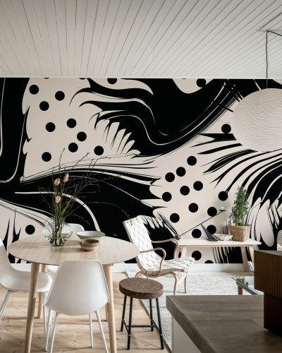 Tapet modern cu design grafic negru si alb, cu motive abstracte si puncte, aplicat pe un perete dintr-un living modern, cu o masa si scaune albe.