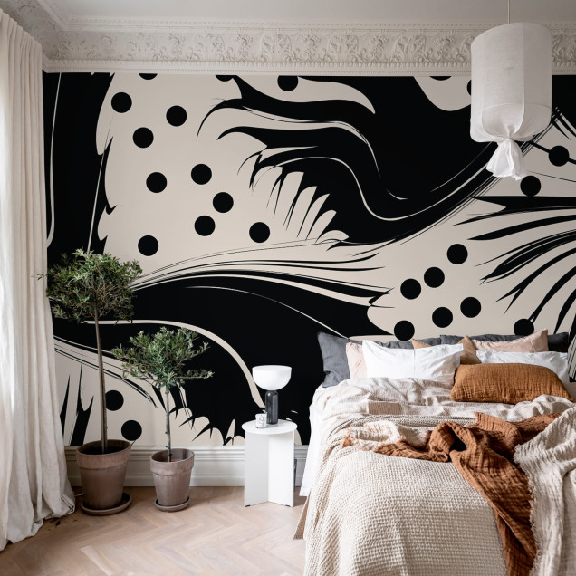 Tapet modern cu design grafic negru si alb, cu motive abstracte si puncte, aplicat pe un perete dintr-un living modern, cu o masa si scaune albe.