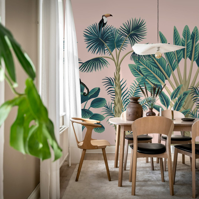 Tapet tropical cu păsări exotice, frunze luxuriante de palmier și un fundal roz delicat.
