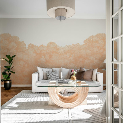 Tapet Belle Buisson, Peach Fuzz, cu design delicat de frunze, în nuanțe calde de piersică, aplicat pe un perete din living