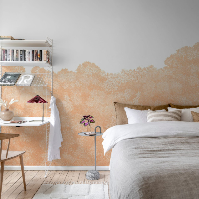 Tapet Belle Buisson, Peach Fuzz, cu design delicat de frunze, în nuanțe calde de piersică, aplicat pe un perete din living
