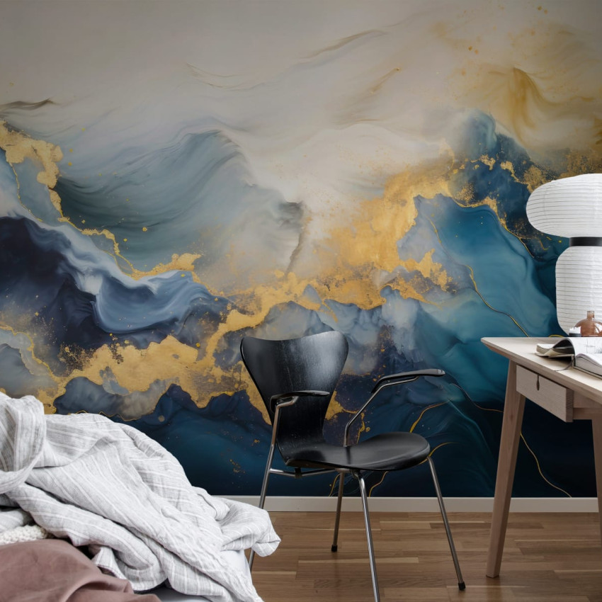 Tapet cu design abstract in nuante de verde si auriu, aplicat intr-o bucatarie cu mobilier alb